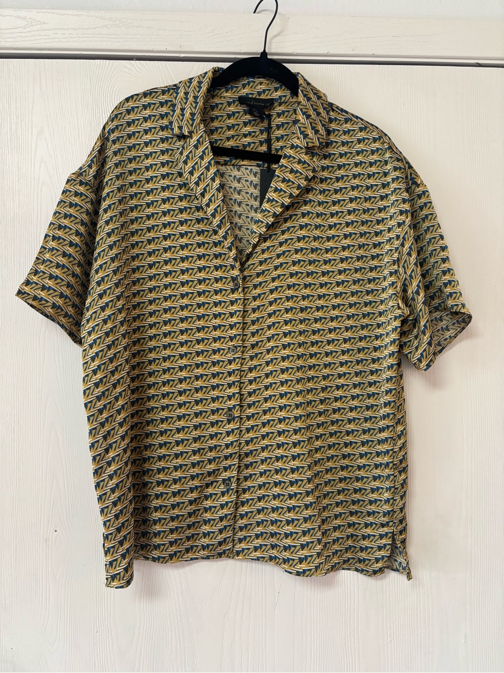 Short-Sleeve Patterned Camp Collar Shirt in Yellow and Navy NWT